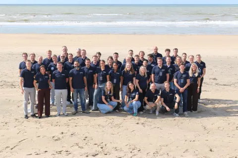 Teamfoto op het strand